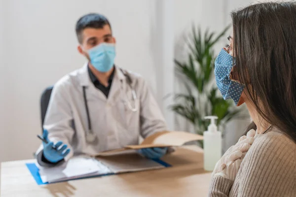 Coronavirus Arzt Besucht Ungesunde Frau Arzt Konsultiert Patient Zur Vorbeugung — Stockfoto