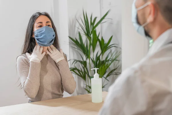 Coronavirus Doctor Visitando Una Mujer Poco Saludable Doctor Consulta Paciente —  Fotos de Stock