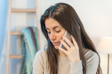 Evde bilgisayarla çalışan bir iş kadını. Küçük bir şirket çalışıyor ve iş yapıyor. Karantina sırasında evde çalışmak. Küçük ofis. Coronavirus. Temizleyici jel..