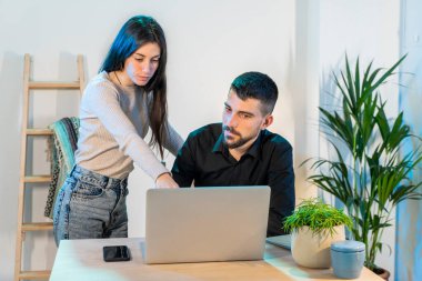 Bilgisayarlı küçük bir şirkette çalışan işçiler. Küçük bir şirket çalışıyor ve iş yapıyor. Küçük şirket ve takım çalışması konsepti. Küçük ofis. Karantina sırasında evde çalışıyorum. Coronavirüs. 