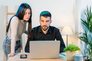 Bilgisayarlı küçük bir şirkette çalışan işçiler. Küçük bir şirket çalışıyor ve iş yapıyor. Küçük şirket ve takım çalışması konsepti. Küçük ofis. Karantina sırasında evde çalışıyorum. Coronavirüs. 