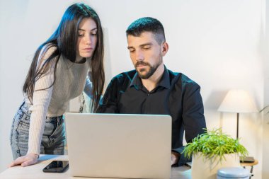 Bilgisayarlı küçük bir şirkette çalışan işçiler. Küçük bir şirket çalışıyor ve iş yapıyor. Küçük şirket ve takım çalışması konsepti. Küçük ofis. Karantina sırasında evde çalışıyorum. Coronavirüs. 