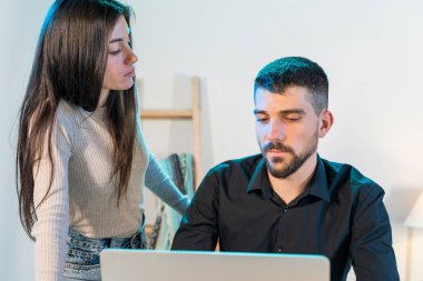 Bilgisayarlı küçük bir şirkette çalışan işçiler. Küçük bir şirket çalışıyor ve iş yapıyor. Küçük şirket ve takım çalışması konsepti. Küçük ofis. Karantina sırasında evde çalışıyorum. Coronavirüs. 