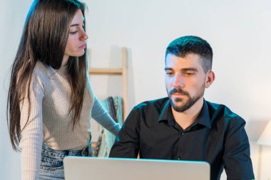 Bilgisayarlı küçük bir şirkette çalışan işçiler. Küçük bir şirket çalışıyor ve iş yapıyor. Küçük şirket ve takım çalışması konsepti. Küçük ofis. Karantina sırasında evde çalışıyorum. Coronavirüs. 