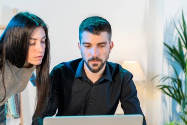 Bilgisayarlı küçük bir şirkette çalışan işçiler. Küçük bir şirket çalışıyor ve iş yapıyor. Küçük şirket ve takım çalışması konsepti. Küçük ofis. Karantina sırasında evde çalışıyorum. Coronavirüs. 