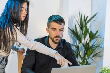 Bilgisayarlı küçük bir şirkette çalışan işçiler. Küçük bir şirket çalışıyor ve iş yapıyor. Küçük şirket ve takım çalışması konsepti. Küçük ofis. Karantina sırasında evde çalışıyorum. Coronavirüs. 