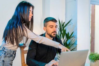 Bilgisayarlı küçük bir şirkette çalışan işçiler. Küçük bir şirket çalışıyor ve iş yapıyor. Küçük şirket ve takım çalışması konsepti. Küçük ofis. Karantina sırasında evde çalışıyorum. Coronavirüs. 