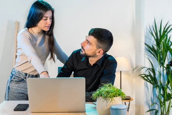 Bilgisayarlı küçük bir şirkette çalışan işçiler. Küçük bir şirket çalışıyor ve iş yapıyor. Küçük şirket ve takım çalışması konsepti. Küçük ofis. Karantina sırasında evde çalışıyorum. Coronavirüs. 