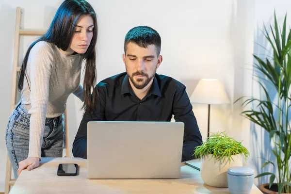 Bilgisayarlı küçük bir şirkette çalışan işçiler. Küçük bir şirket çalışıyor ve iş yapıyor. Küçük şirket ve takım çalışması konsepti. Küçük ofis. Karantina sırasında evde çalışıyorum. Coronavirüs. 