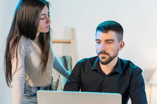 Bilgisayarlı küçük bir şirkette çalışan işçiler. Küçük bir şirket çalışıyor ve iş yapıyor. Küçük şirket ve takım çalışması konsepti. Küçük ofis. Karantina sırasında evde çalışıyorum. Coronavirüs. 