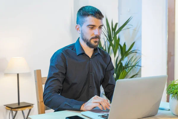 Hombre Negocios Trabajando Casa Con Computadora Pequeña Empresa Que Trabaja — Foto de Stock