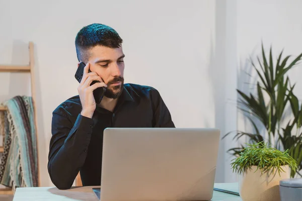 Hombre Negocios Trabajando Casa Con Computadora Teléfono Móvil Pequeña Empresa — Foto de Stock