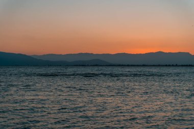 Körfezin üzerinde gün batımı. Bataklıklar rahatlatıcı arka plan. Ebro Delta, İspanya 'nın inanılmaz renkli manzarası. Tatil maceraları. Çimenler, göller ve kuşlar. Dünyada eşi benzeri olmayan bir hayvan..