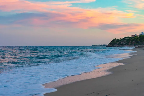 Hermosa Puesta Sol Una Playa Arena Con Aguas Azules Paisaje — Foto de Stock