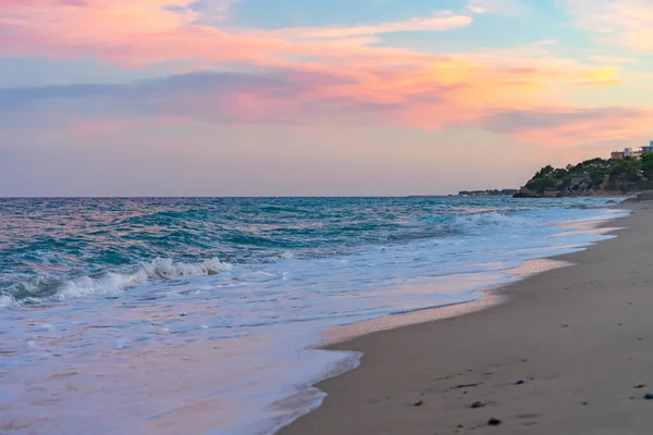 Hermosa Puesta Sol Una Playa Arena Con Aguas Azules Paisaje — Foto de Stock