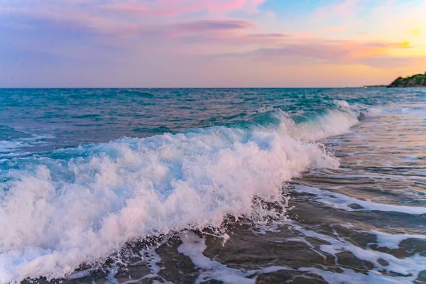 Hermosa Puesta Sol Una Playa Arena Con Aguas Azules Paisaje — Foto de Stock