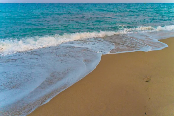 Hermosa Puesta Sol Una Playa Arena Con Aguas Azules Paisaje — Foto de Stock