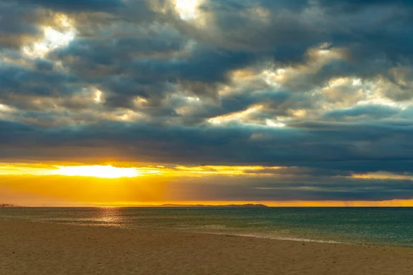 Hermosa Puesta Sol Una Playa Arena Con Aguas Azules Paisaje — Foto de Stock