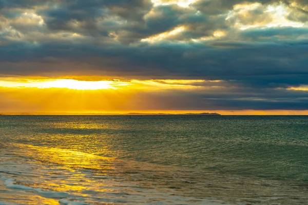 Schöner Sonnenuntergang Einem Sandstrand Mit Blauem Wasser Erholsame Sommerlandschaft Mittelmeer — Stockfoto