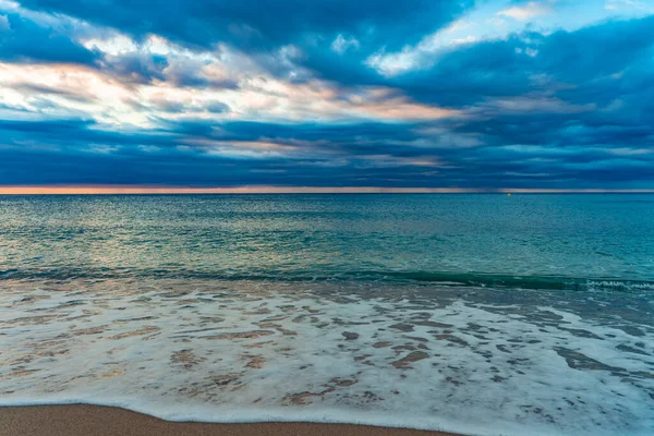 Hermosa Puesta Sol Una Playa Arena Con Aguas Azules Paisaje — Foto de Stock