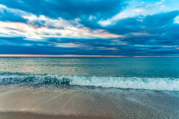 Hermosa Puesta Sol Una Playa Arena Con Aguas Azules Paisaje — Foto de Stock