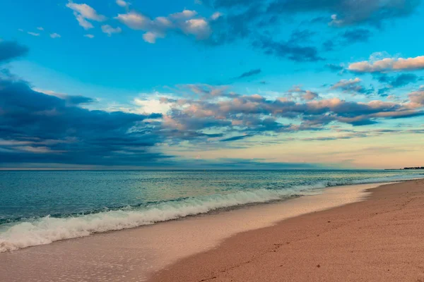 Hermosa Puesta Sol Una Playa Arena Con Aguas Azules Paisaje — Foto de Stock