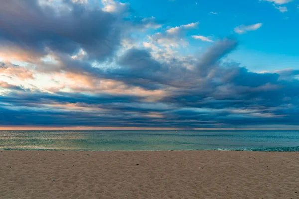 Hermosa Puesta Sol Una Playa Arena Con Aguas Azules Paisaje — Foto de Stock