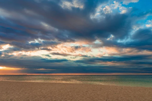 Hermosa Puesta Sol Una Playa Arena Con Aguas Azules Paisaje — Foto de Stock