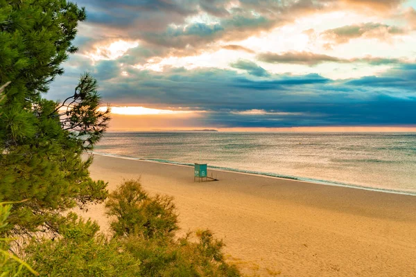 Hermosa Puesta Sol Una Playa Arena Con Aguas Azules Paisaje — Foto de Stock