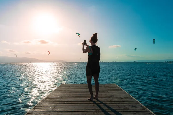 Mujer Vestido Negro Una Cubierta Que Mira Gente Haciendo Kite — Foto de Stock