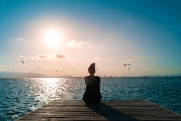 Mujer Vestido Negro Una Cubierta Que Mira Gente Haciendo Kite — Foto de Stock