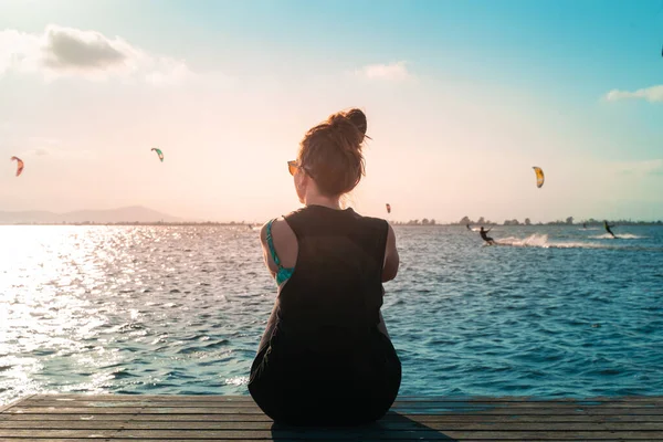 Kvinde Sort Sundress Dæk Ser Folk Laver Kite Surf Sport - Stock-foto