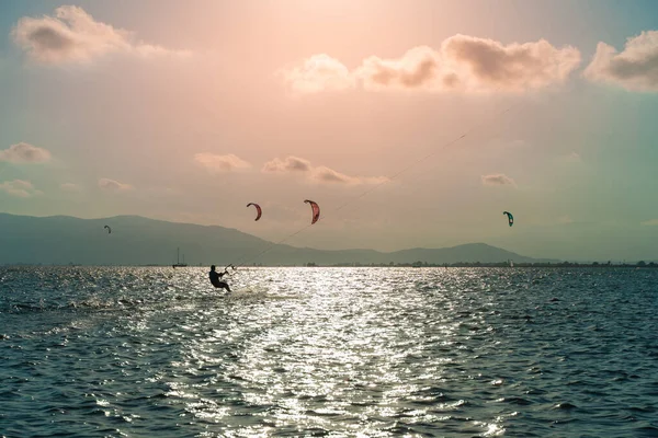 Kite Surfen Een Prachtige Zonsondergang Een Zandstrand Met Blauw Water — Stockfoto