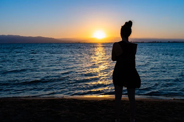 Kvinde Sort Sundress Strand Med Havudsigt Pigen Sidder Ved Havet - Stock-foto