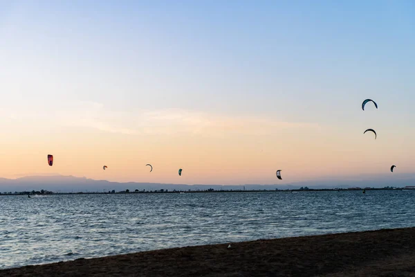 Kite Surfen Een Prachtige Zonsondergang Een Zandstrand Met Blauw Water — Stockfoto