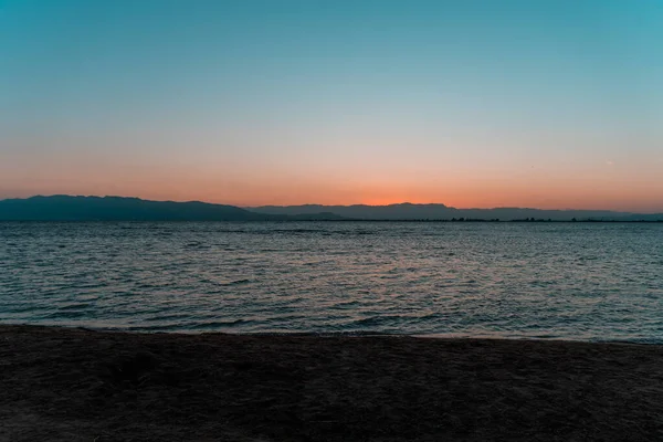 Hermosa Puesta Sol Una Playa Arena Con Aguas Azules Paisaje — Foto de Stock