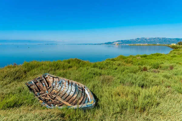 Verlaten Boot Blijft Een Strand Met Uitzicht Middellandse Zee Ontspannende — Stockfoto