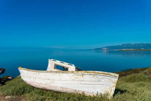 Verlaten Boot Blijft Een Strand Met Uitzicht Middellandse Zee Ontspannende — Stockfoto