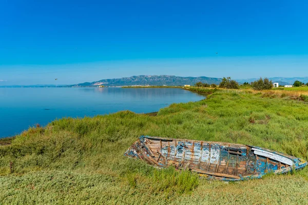 Verlaten Boot Blijft Een Strand Met Uitzicht Middellandse Zee Ontspannende — Stockfoto