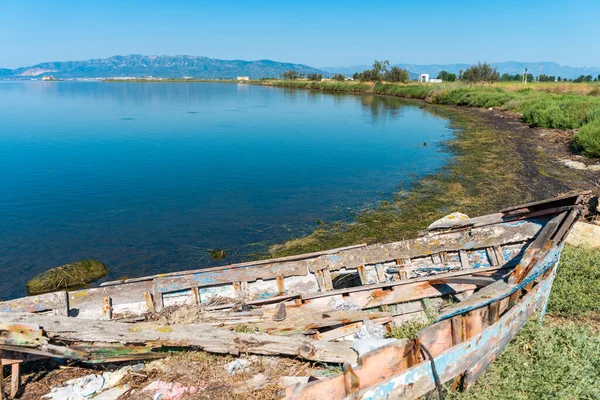 Barco Abandonado Permanece Uma Praia Com Vista Para Mar Mediterrâneo — Fotografia de Stock