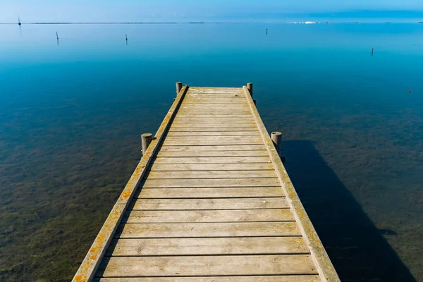 Houten Pier Met Uitzicht Oceaan Ontspannende Achtergrond Screensaver Red Het — Stockfoto