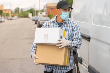 Coronavirus. Koruyucu maskeli ve lastik eldivenli adam teslimat hizmeti veriyor. Karantina altında teslimat hizmeti, salgın hastalık, koronavirüs salgını. Ulaşım. Kahramanlar. 