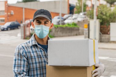 Coronavirus. Koruyucu maskeli ve lastik eldivenli adam teslimat hizmeti veriyor. Karantina altında teslimat hizmeti, salgın hastalık, koronavirüs salgını. Ulaşım. Kahramanlar. 
