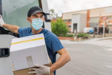 Coronavirus. Koruyucu maskeli ve lastik eldivenli adam teslimat hizmeti veriyor. Karantina altında teslimat hizmeti, salgın hastalık, koronavirüs salgını. Ulaşım. Kahramanlar. 