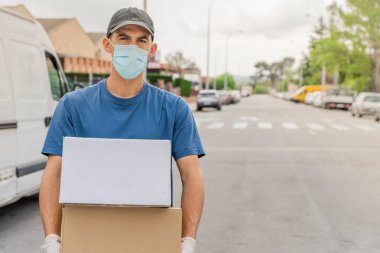 Coronavirus. Koruyucu maskeli ve lastik eldivenli adam teslimat hizmeti veriyor. Karantina altında teslimat hizmeti, salgın hastalık, koronavirüs salgını. Ulaşım. Kahramanlar. 