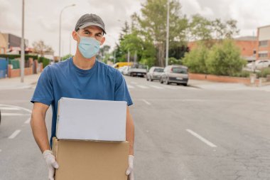 Coronavirus. Koruyucu maskeli ve lastik eldivenli adam teslimat hizmeti veriyor. Karantina altında teslimat hizmeti, salgın hastalık, koronavirüs salgını. Ulaşım. Kahramanlar. 
