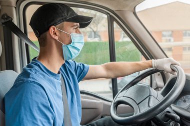 Coronavirus. Koruyucu maskeli ve lastik eldivenli adam teslimat hizmeti veriyor. Karantina altında teslimat hizmeti, salgın hastalık, koronavirüs salgını. Ulaşım. Kahramanlar. 
