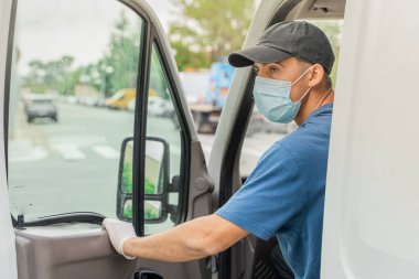 Coronavirus. Koruyucu maskeli ve lastik eldivenli adam teslimat hizmeti veriyor. Karantina altında teslimat hizmeti, salgın hastalık, koronavirüs salgını. Ulaşım. Kahramanlar. 