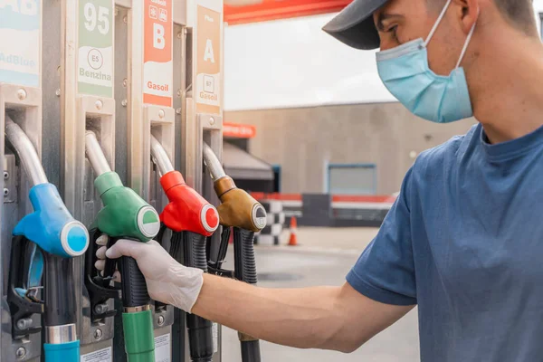 Coronavirus Repostaje Coches Gasolinera Hombre Con Máscara Facial Bombeando Aceite — Foto de Stock