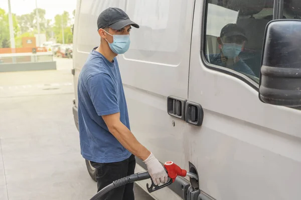 Coronavirus Repostaje Coches Gasolinera Hombre Con Máscara Facial Bombeando Aceite — Foto de Stock